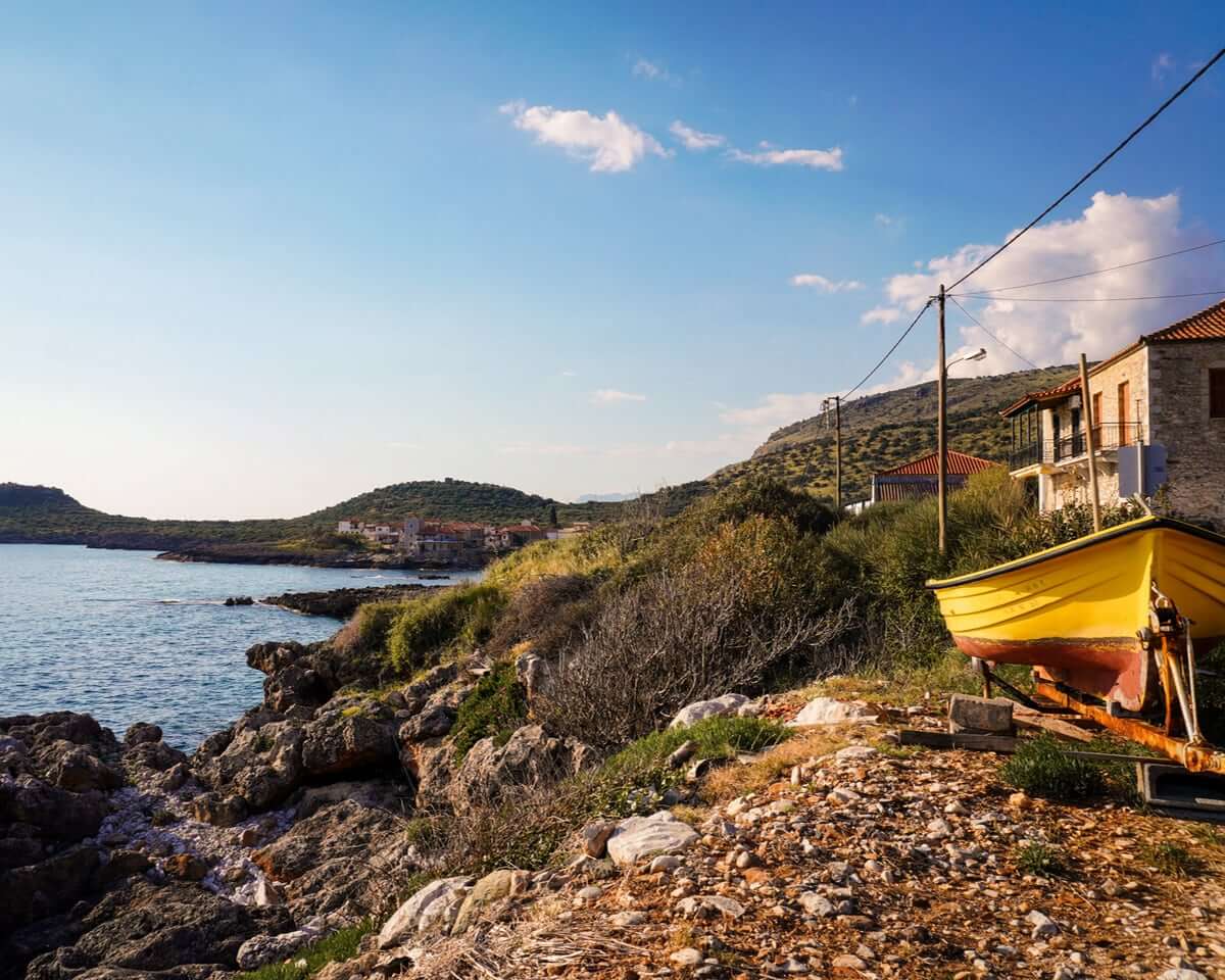 Blick über die Küste der Mani mit Meer, Felsen und Landschaft