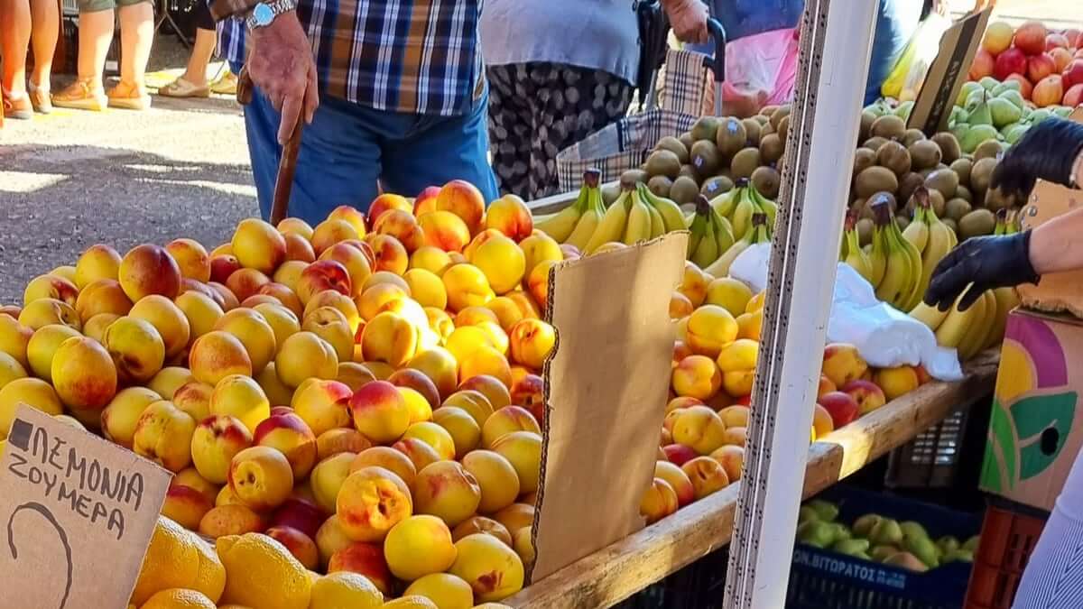 Marktstand in der Mani mit Pfirsichen, Bananen und regionalem Obst