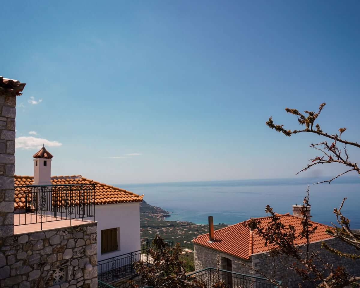 Traditionelle Häuser in der Mani mit Blick auf das Meer