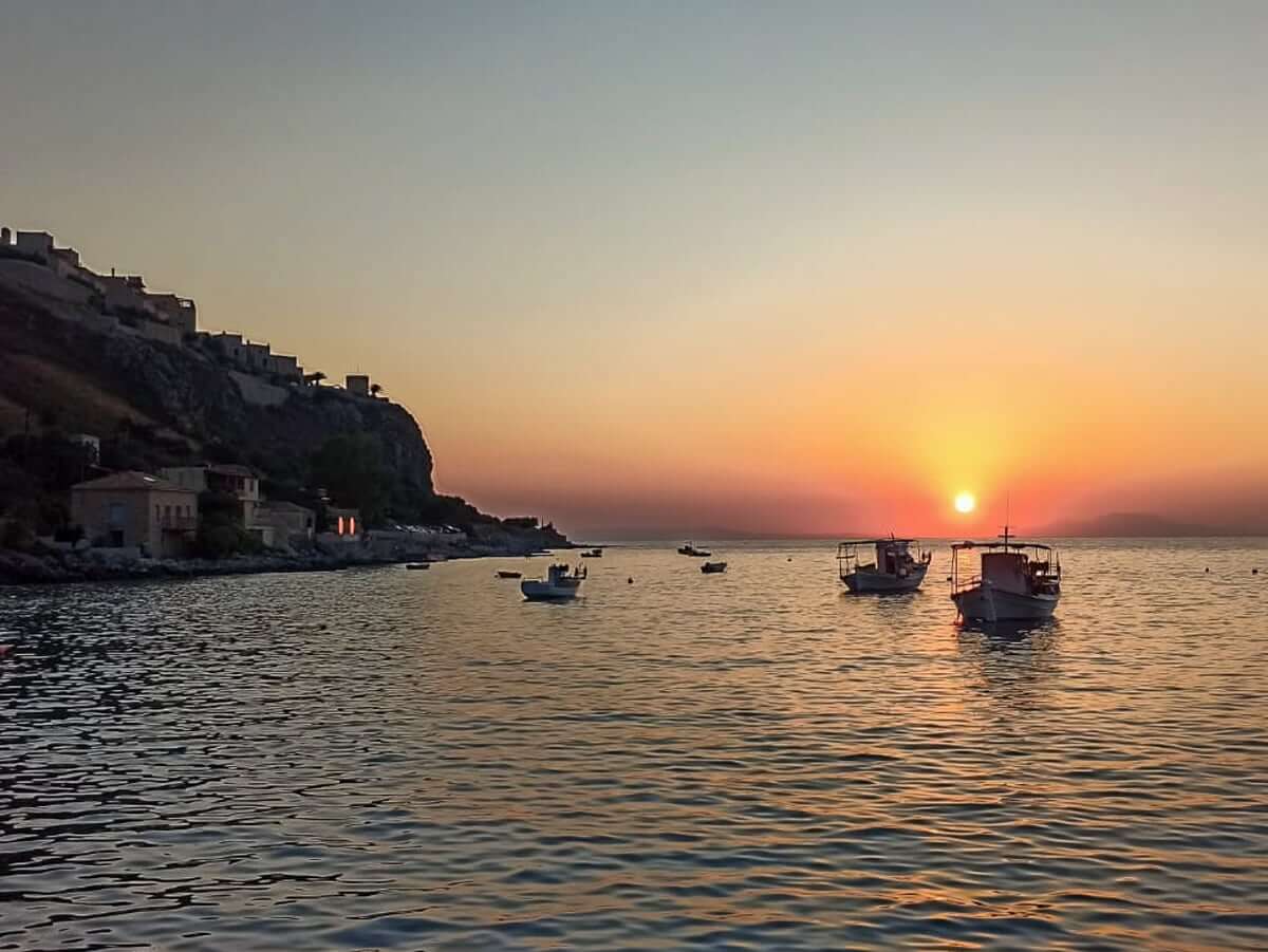 Küste der Mani auf dem Peloponnes mit türkisfarbenem Meer